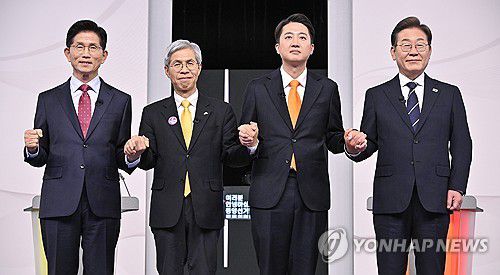 제21대 대선 1차 후보자 토론회(서울=연합뉴스) 국민의힘 김문수(왼쪽부터)·민주노동당 권영국·개혁신당 이준석·더불어민주당 이재명 대선후보가 18일 서울 마포구 상암동 SBS 프리즘센터 스튜디오에서 열린 제21대 대선 1차 후보자 토론회 시작에 앞서 기념촬영을 하고 있다. 2025.5.18 [국회사진기자단] photo@yna.co.kr