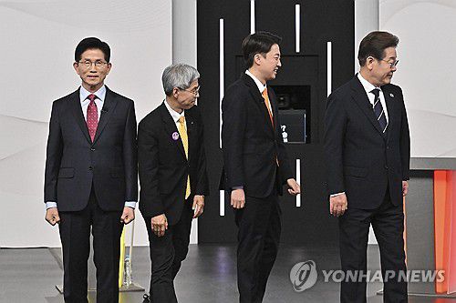 기념 촬영 마치고 각자 위치로(서울=연합뉴스) 더불어민주당 이재명(오른쪽부터)·개혁신당 이준석·민주노동당 권영국·국민의힘 김문수 대선후보가 18일 서울 마포구 상암동 SBS 프리즘센터 스튜디오에서 열린 제21대 대선 1차 후보자 토론회 시작에 앞서 기념촬영을 마친 뒤 자리로 향하고 있다. 2025.5.18 [국회사진기자단] photo@yna.co.kr