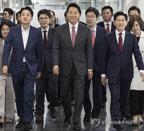 약자와 동행하는 토론회 참석한 김문수ㆍ이준석 후보(서울=연합뉴스) 황광모 기자 = 오세훈 서울시장(가운데)과 국민의힘 김문수 대선후보(오른쪽), 개혁신당 이준석 대선후보를 비롯한 내빈들이 19일 서울 중구 서울시청에서 열린 '약자와 동행하는 서울 토론회'에 입장하고 있다. 2025.5.19 hkmpooh@yna.co.kr