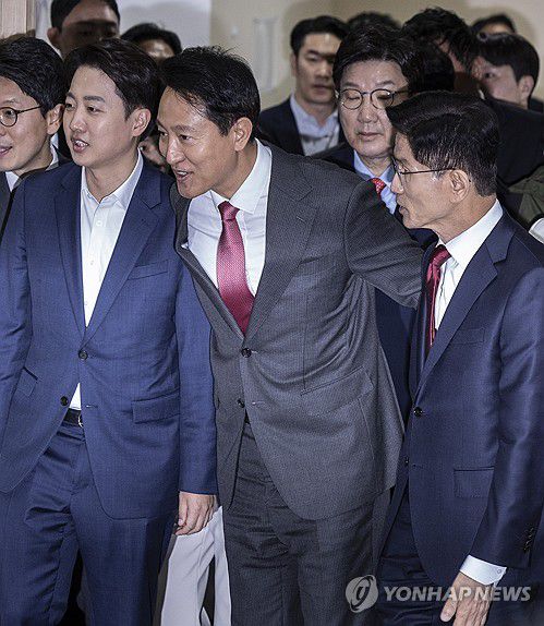 서울시 토론회 참석한 김문수ㆍ이준석 후보(서울=연합뉴스) 황광모 기자 = 오세훈 서울시장(가운데)과 국민의힘 김문수 대선후보(오른쪽), 개혁신당 이준석 대선후보가 19일 서울 중구 서울시청에서 열린 '약자와 동행하는 서울 토론회'에 입장하고 있다. 2025.5.19 hkmpooh@yna.co.kr