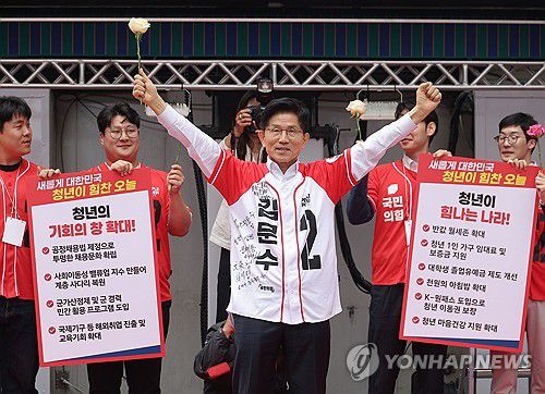 청년 정책 공약 발표한 김문수 후보(서울=연합뉴스) 류영석 기자 = 국민의힘 김문수 대선 후보가 19일 서울 청계광장에서 청년 정책 공약 발표를 마친 뒤 인사하고 있다. 2025.5.19 ondol@yna.co.kr