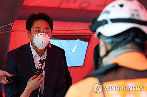 광주 금호타이어 화재현장 찾은 이준석 후보(광주=연합뉴스) 조남수 기자 = 개혁신당 이준석 대선후보가 19일 오후 광주 광산구 금호타이어 광주공장 화재 현장에서 소방 관계자의 브리핑을 받고 있다. 2025.5.19 iso64@yna.co.kr