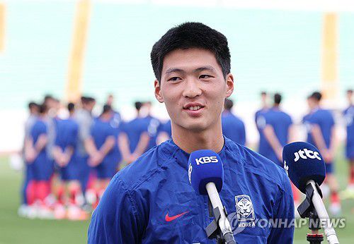 U-20 축구대표팀 막내 배승균의 미소(원주=연합뉴스) 양지웅 기자 = 19일 강원 원주종합운동장에서 열린 대한민국 20세 이하(U-20) 축구대표팀 소집훈련에서 팀 막내인 배승균(보인고)이 취재진 질문에 답하고 있다.     이번 훈련은 다음 달 이집트 카이로에서 열리는 두 차례 평가전을 준비하는 차원에서 마련됐다. 2025.5.19 yangdoo@yna.co.kr