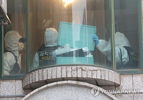 시흥서 흉기로 4명 사상, 용의자 도주(시흥=연합뉴스) 홍기원 기자 = 19일 경기도 시흥의 편의점과 체육공원 등에서 50대 중국동포가 시민 2명을 잇달아 흉기로 찌르는 사건이 발생해 경찰이 수사에 나선 가운데 용의자의 자택과 그 주변에서 시신 2구가 발견됐다.     사진은 시신이 발견된 건물에서 과학수사대원들이 감식을 위해 이동하는 모습. 2025.5.19 xanadu@yna.co.kr