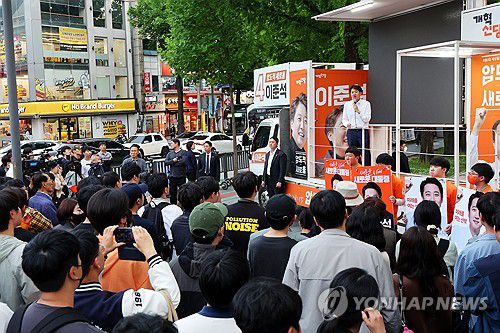 전남대 찾아 유세하는 이준석 후보(광주=연합뉴스) 정다움 기자 = 개혁신당 이준석 대선 후보가 19일 오후 광주 북구 전남대학교 후문 앞에서 열린 유세에서 지지를 호소하고 있다. 2025.5.19 daum@yna.co.kr