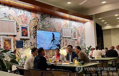 홍준표 전 시장 만난 국민의힘 '하와이 특사단'(서울=연합뉴스) 국민의힘 대선 선대위 유상범 단일화추진본부장, 김대식 대외협력본부장, 조광한 대외협력부본부장, 이성배 선대위 대변인이 19일 홍준표 전 대구시장의 선대위 합류를 설득하기 위해 미국 하와이에 도착, 홍 전 시장을 만나고 있다. 2025.5.19 [이성배 대변인 제공. 재판매 및 DB금지] photo@yna.co.kr