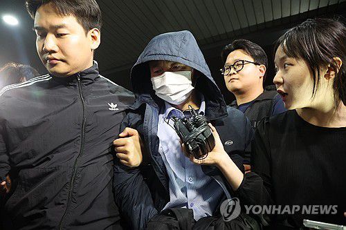경찰, 시흥 흉기사건 용의자 차철남 검거(시흥=연합뉴스) 홍기원 기자 = 시흥 흉기사건의 용의자인 차철남이 19일 검거돼 경기 시흥경찰서로 압송되고 있다.      차철남은 이달 시흥시 정왕동 소재 자기 집 등에서 2명을 살해하고, 이날 인근의 편의점 주인과 자기집 건물주 등 2명을 흉기로 찔러 다치게 한 혐의를 받고 있다. 2025.5.19 xanadu@yna.co.kr