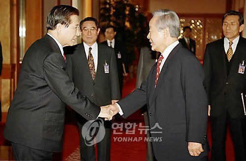 김영삼 대통령-김대중 당선자 악수(서울=연합뉴스) 박창기 기자 = 김영삼 대통령과 김대중 대통령 당선인이 청와대에서 주례회동을 갖기 위해 만나 악수를 하고 있다. 1998.1.13 (끝) <저작권자 ⓒ 2009 연합뉴스. 무단전재-재배포 금지.>