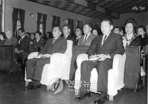 대통령 취임 축하 예배에 참석한 박정희 대통령 당선인대통령 취임 축하 예배에 참석한 박정희 대통령 당선인 1963.12.15 (본사 자료)<저작권자 ⓒ 2001 연합뉴스. 무단전재-재배포 금지>