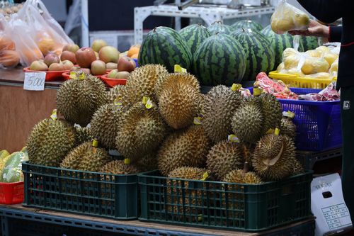 외국인 식료품점 가게에 진열된 과일[촬영 황수빈]