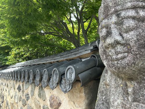 일본 교토 고려미술관 입구     (교토=연합뉴스) 김예나 기자 = 지난 15일 찾은 일본 교토의 고려미술관 모습. 입구 옆으로 석인상과 '고려'라고 새겨진 기와가 보인다. 2025.5.20     yes@yna.co.kr