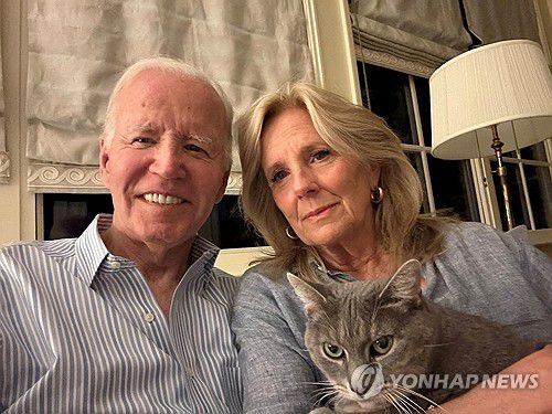 조 바이든 전 미국 대통령과 질 바이든 부부[2025년 5월 19일 공개된 조 바이든 대통령 X 계정 사진. DB 및 재판매 금지]