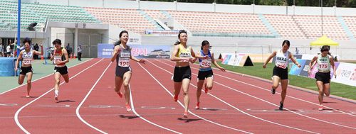 서예림, 여고부 200ｍ 우승(서울=연합뉴스) 서예림이 20일 경남 밀양종합운동장에서 열린 제54회 전국종별육상경기선수권대회 여고부 200ｍ 결선에서 가장 먼저 결승선을 통과하고 있다. [대한육상연맹 제공. 재판매 및 DB금지]