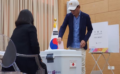 21대 대선…남아공에서도 소중한 한 표(프리토리아=연합뉴스) 유현민 특파원 = 제21대 대통령 선거 재외투표 첫날인 20일(현지시간) 남아프리카공화국 프리토리아 주남아공 한국대사관에 마련된 재외투표소에서 교민 윤문수(56) 씨가 투표하고 있다. 2025.5.20 hyunmin623@yna.co.kr