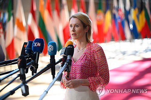취재진 질문에 답하는 EU 외교수장[AFP 연합뉴스. 재판매 및 DB 금지]
