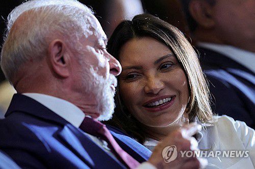 브라질 룰라 대통령과 대화하는 영부인 다시우바 여사[로이터 연합뉴스 자료사진. 재판매 및 DB 금지]