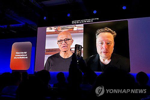 사티아 나델라 MS CEO(왼쪽)와 일론 머스크 영상 대화[시애틀 로이터=연합뉴스]