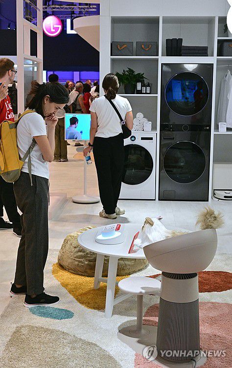 LG전자, IFA 2024에 '공감지능으로 새롭게 그려내는 AI홈' 주제로 참가(서울=연합뉴스) LG전자가 지난 6일(현지시간)부터 5일간 독일 베를린에서 열리는 유럽 최대 가전전시회 'IFA 2024'에 '공감지능으로 새롭게 그려내는 AI홈'을 주제로 참가했다고 8일 밝혔다. 사진은  LG전자 전시관을 찾은 관람객이 LG AI홈의 핵심 디바이스 'LG 씽큐 온'과 공기청정기와 캣타워가 결합된 '에어로 캣'을 살펴보고 있는 모습. 2024.9.8 [LG전자 제공. 재판매 및 DB 금지] photo@yna.co.kr