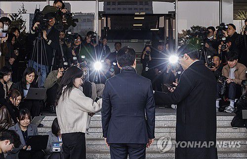 탄핵 소추 기각으로 업무 복귀하는 서울중앙지검장에 쏠린 시선(서울=연합뉴스) 황광모 기자 = 헌법재판소가 이창수 서울중앙지검장에 대한 국회의 탄핵소추를 기각한 13일 이 지검장이 서울 서초구 서울중앙지검으로 출근, 취재진 앞에 서고 있다.      헌재는 검찰이 김건희 여사를 제3의 장소에서 조사한 것이 재량권 남용이 아니며 도이치모터스 사건 관련 허위사실을 발표했다고 볼 수 없다며 탄핵소추를 기각했다. 2025.3.13 hkmpooh@yna.co.kr