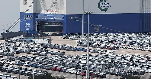 4월 1∼20일 수출 5.2% 줄어…대미수출 14.3% '뚝'(평택=연합뉴스) 홍기원 기자 = 21일 경기도 평택항에 수출용 자동차가 세워져 있다.     21일 관세청에 따르면 이달 1∼20일까지 수출액은 339억 달러로 작년 같은 기간보다 5.2%(18억7천만 달러) 감소했다.      이달 20일까지 수출을 주요 10개 품목별로 보면 반도체(10.7%)는 증가했지만 승용차(-6.5%), 석유제품(-22.0%) 등 나머지 9개 품목은 모두 감소했다.     주요 국가별로는 미국으로 수출이 14.3% 줄어 감소세가 두드러졌다. 2025.4.21 xanadu@yna.co.kr