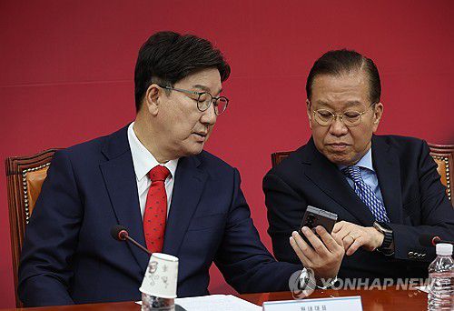 휴대전화 보는 권영세-권성동[연합뉴스 자료사진]