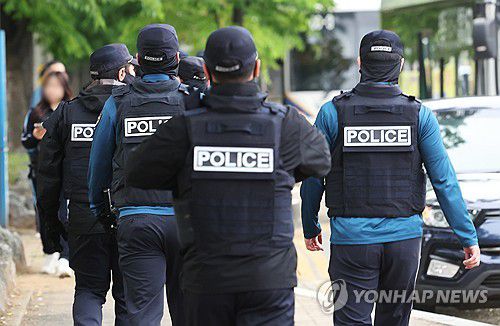 시흥서 흉기로 4명 사상, 50대 중국동포 용의자 도주(시흥=연합뉴스) 홍기원 기자 = 19일 경기도 시흥의 편의점과 체육공원 등에서 50대 중국동포가 시민 2명을 잇달아 흉기로 찌르는 사건이 발생해 경찰이 수사에 나선 가운데 용의자의 자택과 그 주변에서 시신 2구가 발견됐다. 사진은 편의점 인근에서 경찰이 분주하게 이동하는 모습. 2025.5.19 xanadu@yna.co.kr