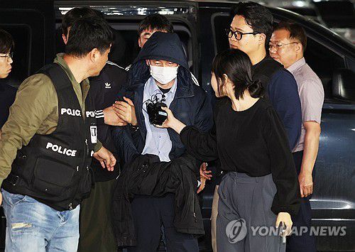 시흥 흉기사건 용의자 시흥경찰서로 압송(시흥=연합뉴스) 홍기원 기자 = 시흥 흉기사건의 용의자인 차철남이 19일 경찰에 긴급체포돼 경기 시흥경찰서로 압송되고 있다.      차철남은 이달 시흥시 정왕동 소재 자기 집 등에서 2명을 살해하고, 이날 인근의 편의점 주인과 자기집 건물주 등 2명을 흉기로 찔러 다치게 한 혐의를 받고 있다. 2025.5.19 xanadu@yna.co.kr