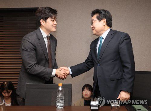 국민의힘 김용태 비대위원장-새미래민주당 전병헌 대표 회동(서울=연합뉴스) 류영석 기자 = 국민의힘 김용태 비상대책위원장과 새미래민주당 전병헌 대표가 20일 서울 여의도 켄싱턴호텔에서 악수하고 있다. 2025.5.20 ondol@yna.co.kr