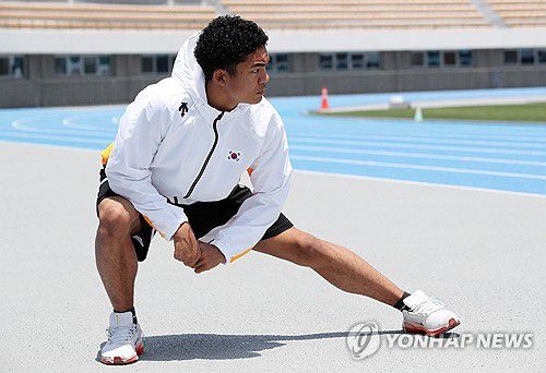 몸푸는 나마디 조엘진(구미=연합뉴스) 김현태 기자 = 20일 한국 육상의 단거리 유망주 나마디 조엘진(예천군청)이 2025 구미 아시아육상경기선수권대회가 치러질 구미시민운동장을 찾아 스트레칭을 하고 있다. 2025.5.20 mtkht@yna.co.kr