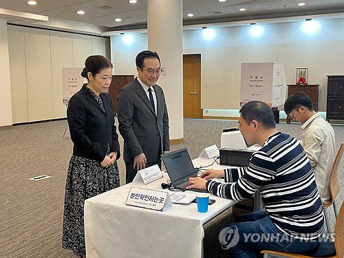 투표하는 주러시아대사 부부(모스크바=연합뉴스) 20일(현지시간) 러시아 모스크바에 위치한 주러시아대사관에서 이도훈 주러시아 대사 부부가 투표를 위해 본인확인을 하고 있다. 2025.5.20 [주러시아대사관 제공. 재판매 및 DB 금지] photo@yna.co.kr