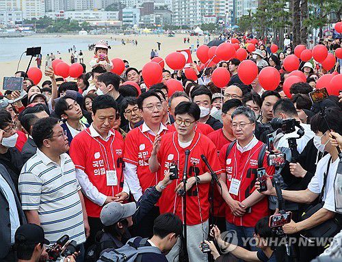 현장유세 나선 한동훈(부산=연합뉴스) 손형주 기자 = 한동훈 전 국민의힘 대표가 20일 오후 부산 수영구 광안리해수욕장을 찾아 취재진 질문에 답하고 있다. 한 전 대표는 공식선거운동 이후 이날 첫 현장유세에 나섰다. 2025.5.20 handbrother@yna.co.kr