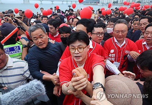 첫 현장유세 나선 한동훈(부산=연합뉴스) 손형주 기자 = 한동훈 전 국민의힘 대표가 20일 오후 부산 수영구 광안리해수욕장을 찾아 지지자들과 인사하고 있다. 한 전 대표는 공식선거운동 이후 이날 첫 현장유세에 나섰다. 2025.5.20 handbrother@yna.co.kr