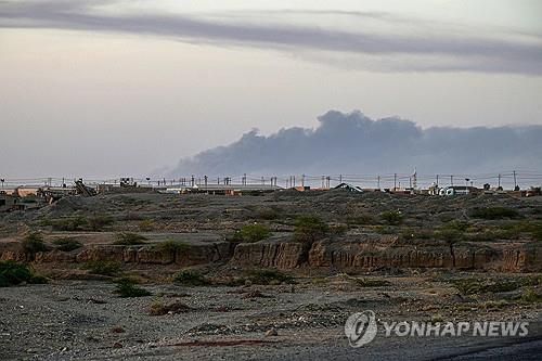 5월 4일(현지시간) 드론공격으로 연기 피어오르는 포트수단 공군기지[AFP 연합뉴스 자료사진. 재판매 및 DB 금지]