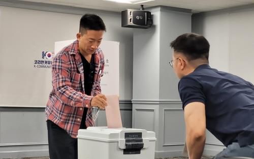 미국 재외투표소에서 투표하는 유권자(워싱턴=연합뉴스) 김동현 특파원 = 20일(현지시간) 미국 버지니아주 코리안커뮤니티센터에 마련된 제21대 대통령선거 재외투표소에서 유권자가 투표하고 있다. 2025.5.20