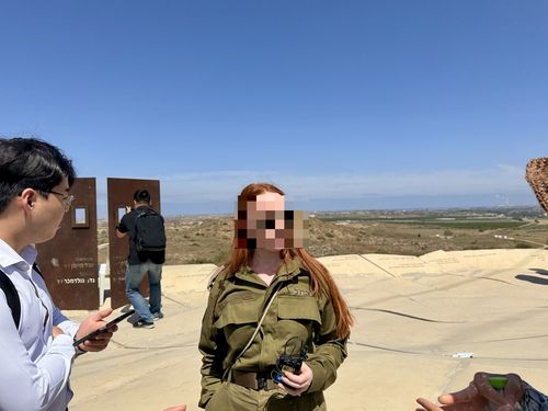 이스라엘 예비군(스데로트=연합뉴스) 임지우 기자 = 20일(현지시간) 이스라엘 남부에서 한국 기자단에게 이스라엘군 입장 설명하는 이스라엘 예비군. 2025.05.21