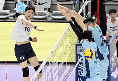 스파이크하는 대한항공의 정지석(왼쪽)[한국배구연맹 제공. 재판매 및 DB 금지]