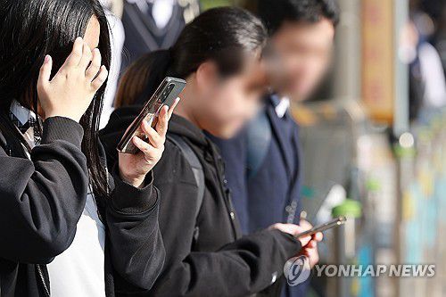 스마트폰 보는 학생들[연합뉴스 자료사진]