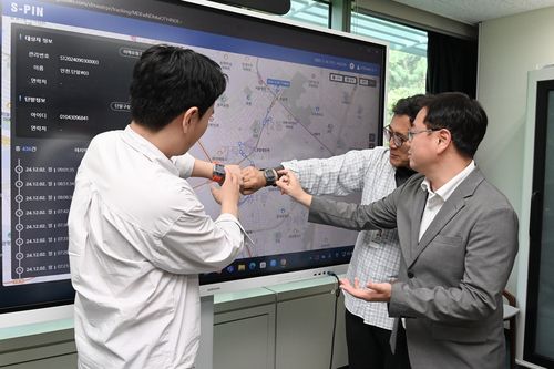 복합 측위 기술 설명하는 ETRI 연구팀 [ETRI 제공. 재판매 및 DB 금지]