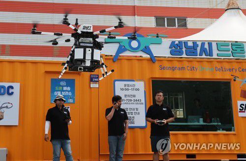 2023년 8월 드론 유료 배송 시작(성남=연합뉴스) 2023년 8월 1일 경기도 성남시 분당구 정자동 주택전시관에 설치된 드론 배송센터에서 고객이 주문한 배달 물품을 싣고 있는 드론이 출발하고 있다. [연합뉴스 자료사진. 재판매 및 DB 금지]