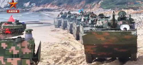 라이칭더 대만 총통 취임 1년에 맞춰 상륙훈련 하는 중국군[출처: 중국중앙TV(CCTV) 군사채널 웨이보 계정]