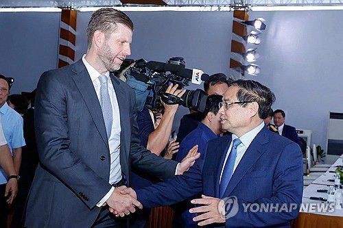 트럼프그룹, 베트남 리조트 착공…차남 에릭 참석(흥옌성[베트남] AFP=연합뉴스) 21일(현지시간) 베트남 북부 하노이 인근 흥옌성에서 도널드 트럼프 미국 대통령의 가족기업 '트럼프 오거니제이션'의 고급 리조트 단지 착공식이 열렸다. 도널드 대통령의 차남인 에릭 트럼프 트럼프 오거니제이션 수석부사장이 팜 민 찐 베트남 총리와 악수하고 있다. 2025.05.21