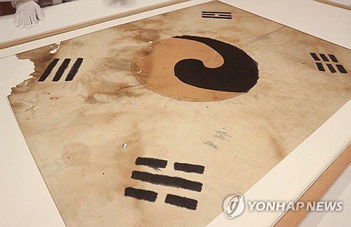 항일 독립의지 담은 태극기(서울=연합뉴스) 김예나 기자 = 지난달 28일 서울 진관사에서 공개된 보물 '서울 진관사 태극기' 모습.      국가유산청 국가유산포털은 "일장기 위에 태극의 청색부분과 4괘를 검정색 먹물로 덧칠해 항일 독립의지와 애국심을 강렬하게 표현한 유물"이라고 설명한다. 2025.3.1 yes@yna.co.kr