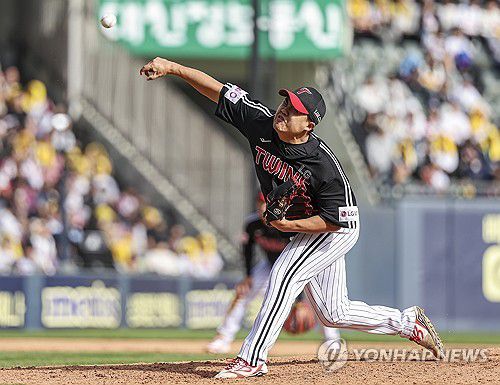 경기 마무리하기 위한 역투하는 장현식(서울=연합뉴스) 황광모 기자 = 6일 서울 송파구 잠실야구장에서 열린 2025 프로야구 LG와 두산의 경기. LG의 장현식이 9회말 역투하고 있다. 2025.5.6 hkmpooh@yna.co.kr