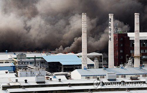 금호타이어 광주공장 화재(광주=연합뉴스) 김성민 기자 = 17일 오후 광주 광산구 송정동 금호타이어 광주공장에서 연기가 나오고 있다. 2025.5.17 ksm7976@yna.co.kr
