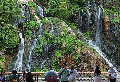 초여름 더위, 폭포에서 날리는 더위(서울=연합뉴스) 김도훈 기자 = 전국 대부분 낮 기온이 25도 이상을 기록하는 등 초여름 날씨를 보인 20일 서울 서대문구 홍제폭포를 찾은 시민과 관광객들이 그늘에서 폭포 풍경을 즐기고 있다. 2025.5.20 superdoo82@yna.co.kr
