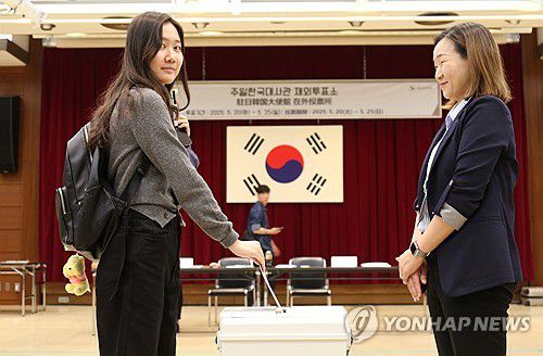 소중한 한표 행사…21대 대선 재외투표 시작(도쿄=연합뉴스) 박상현 특파원 = 제21대 대통령 선거 재외투표 첫날인 20일 일본 도쿄 미나토구 주일한국대사관에 마련된 재외투표소에서 유권자가 투표함에 투표용지를 넣고 있다. 2025.5.20 psh59@yna.co.kr