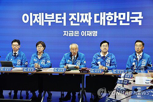 발언하는 윤여준 총괄선대위원장(서울=연합뉴스) 윤동진 기자 = 더불어민주당 윤여준 총괄선대위원장이 21일 서울 여의도 당사에서 열린 중앙선거대책위원회의에서 발언하고 있다. 2025.5.21 mon@yna.co.kr
