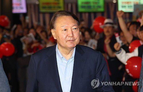 윤석열, 부정선거 주장 다큐 영화 관람(서울=연합뉴스) 김도훈 기자 = 윤석열 전 대통령이 21일 서울 메가박스 동대문에서 이영돈 PD가 제작한 다큐멘터리 영화 '부정선거, 신의 작품인가'를 관람하기 위해 상영관으로 향하고 있다. 2025.5.21 superdoo82@yna.co.kr