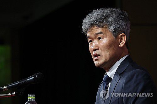 김승희 축구협회 전무이사 기자간담회(서울=연합뉴스) 이진욱 기자 = 김승희 대한축구협회 전무이사가 21일 서울 종로구 축구회관에서 기자간담회를 하고 있다. 축구협회는 지난 4월 35년간 대전 코레일에서 활약한 김승희 감독을 전무이사로 전격 발탁하며 정몽규 회장 체제 새 집행부 구성을 완료했다. 2025.5.21 cityboy@yna.co.kr