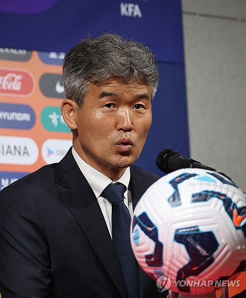 기자간담회 하는 김승희 전무이사(서울=연합뉴스) 이진욱 기자 = 김승희 대한축구협회 전무이사가 21일 서울 종로구 축구회관에서 기자간담회를 하고 있다. 축구협회는 지난 4월 35년간 대전 코레일에서 활약한 김승희 감독을 전무이사로 전격 발탁하며 정몽규 회장 체제 새 집행부 구성을 완료했다. 2025.5.21 cityboy@yna.co.kr